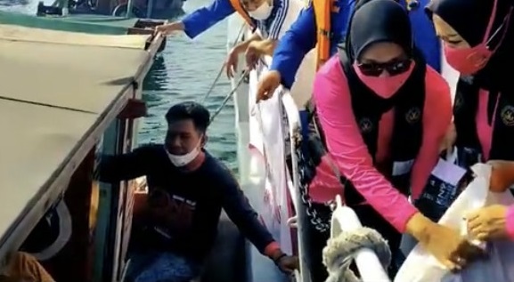 Untuk mempermudahkan pembagian sembako kepada para nelayan yang sedang melaut, DitpolAirud dibantu Bhayangkari Polda Jateng terpaksa harus menggunakan tiga armada kapal.