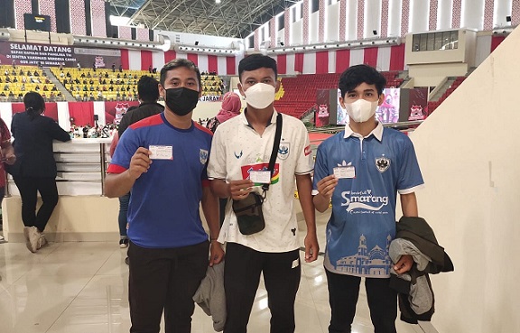Tiga anggota Panser Biru usai melakukan vaksinasi Covid-19