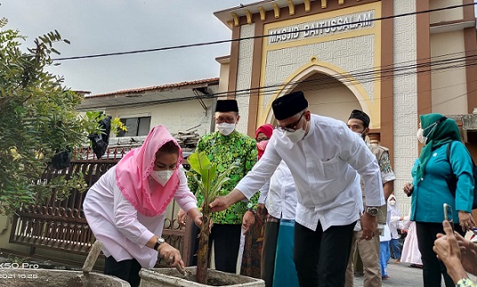 Wakil Walikota Semarang Hevearita G Rahayu menanam pisang cavendis di pekarangan Masjid Baitussalam Jl Kalicari Dalam I, Kelurahan Kalicari, Kecamatan Pedurungan, Sabtu (11/9).