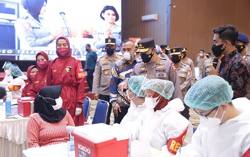 Kapolri Jenderal Pol Listyo Sigit meninjau kegiatan vaksinasi massal yang dilakukan Badan Eksekutif Mahasiswa Seluruh Indonesia, di Universitas Esa Unggul, Jakarta Barat, Rabu (1/8).