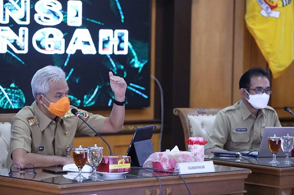 Kepala Dinkes Jateng, Yulianto Prabowo (kanan), mendampingi Gubernur Ganjar pada rapat penanganan Covid-19 di kantor Gubernuran, Senin (11/10)