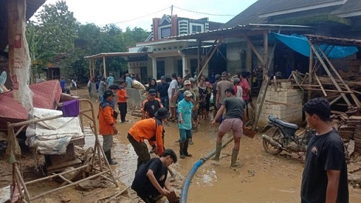 Beberapa wilayah di Kabupaten Pati dilanda banjir. Pemprov Siapkan Anggaran Darurat Rp15 Miliar untuk penanganan bencana di beberapa daerah di Jawa Tengah