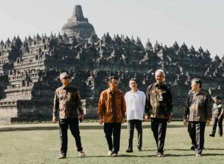 Gubernur Jawa Tengah, Ganjar Pranowo, menyambut kehadiran Kaisar Jepang Hironomiya Naruhito (kanan) beserta rombongan di Candi Borobudur, Kabupaten Magelang, Kamis (22/6/2023)
