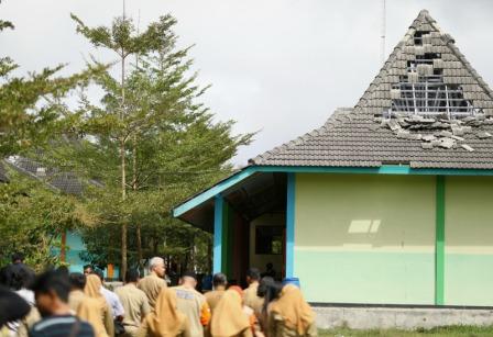 Gubernur Jawa Tengah, Ganjar Pranowo, melihat kondisi sekolah di Wonogiri yang terdampak gempa, Senin (3/7)