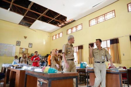 Gubernur Jawa Tengah, Ganjar Pranowo, melihat kondisi ruang-ruang kelas di Wonogiri yang rusak terdampak gempa