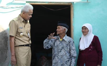 Gubernur Jawa Tengah Ganjar Pranowo mendatangi rumah Mbah Katimin di sela meninjau sejumlah lokasi yang terdampak gempa di Wonogiri. Ganjar melihat dua sekolah terdampak yakni SMKN 1 Pracimantoro, dan SMPN 1 Giriwoyo, Senin (3/7)