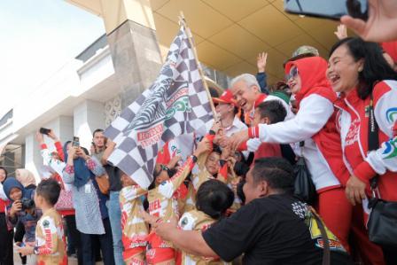 Kontingen Jawa Tengah yang akan berlaga di Festival Olahraga Rekreasi Nasional (Fornas) VII Jawa Barat, dilepas Gubernur Ganjar Pranowo di kompleks Stadion Jatidiri, Semarang, Minggu (2/7/2023)