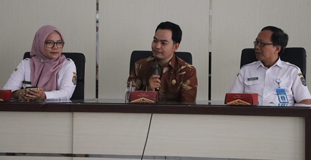 Ketua Komisi E Abdul Hamid memimpin kunjungan kerja ke Karanganyar terkain pelaksanaan imunisasi polio.(foto: dok)