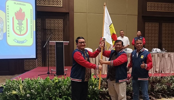 Ketua Bapomi Jateng, Handojo Djoko Waloejo (kanan) menerima bendera Bapomi dalam Munas PP Bapomi di di The Sultan Hotel Jakarta pada 14-16 Juli 2024.