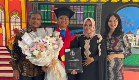 Ipda Ari Rachman Fadilah STrK seusai diwisuda sebagai lulusan Magister Hukum USM, bulan lalu.