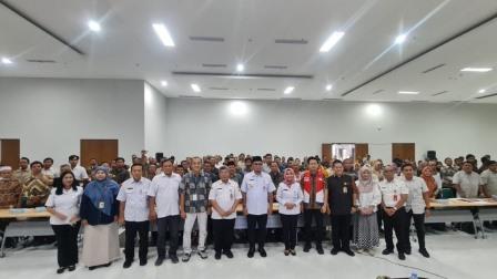 Bupati Sragen, Sigit Pamungkas (peci hitam) bersama pemimpin Bank Jateng Cabang Sragen, Heri Prasetyo (5 dari kiri) berfoto dengan 208 KDMP penerima AHU dan Akta Notaris KDMP di Aula Pemda Terpadu Kabupaten Sragen. Rabu (9/7/2025)