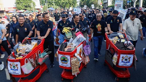 Gubernur Jawa Tengah Ahmad Luthfi bersama Direktur Utama Bank Jateng Irianto Harko Saputro, Kepala Dinas Koperasi UKM Provinsi Jawa Tengah, Eddy S. Bramiyanto, Ketua Kadin Jateng Harry Nuryanto Soediro dan Ketua Kadin Surakarta Ferry Sephta Indrianto mendorong troli berisi beragam produk UMKM dalam gelaran pembukaan Soloraya Great Sale 2025 di kawasan Car Free Day (CFD) Jl Slamet Riyadi, Kota Solo, Minggu (29/6/2025).