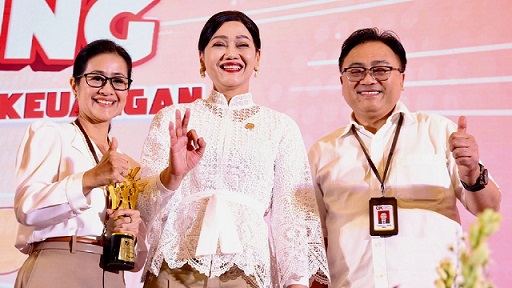 Direktur Bisnis Dana, Jasa, dan UMKM Bank Jateng Anna Kusumarita menerima Financial Literacy Award (FLA) 2025 dari Otoritas Jasa Keuangan (OJK) dalam kategori Pelaku Usaha Jasa Keuangan (PUJK) dengan Program Literasi Keuangan Terbaik di Gedung Dhanapala, Kementerian Keuangan RI, Jakarta, Jumat (22/8/2025)