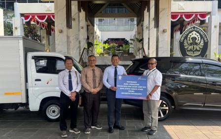 Bank Jateng Cabang Utama Semarang menyerahkan dua unit mobil operasional kepada Universitas Diponegoro (Undip) di area Gedung Rektorat Undip, Tembalang, Selasa (5/8/2025)